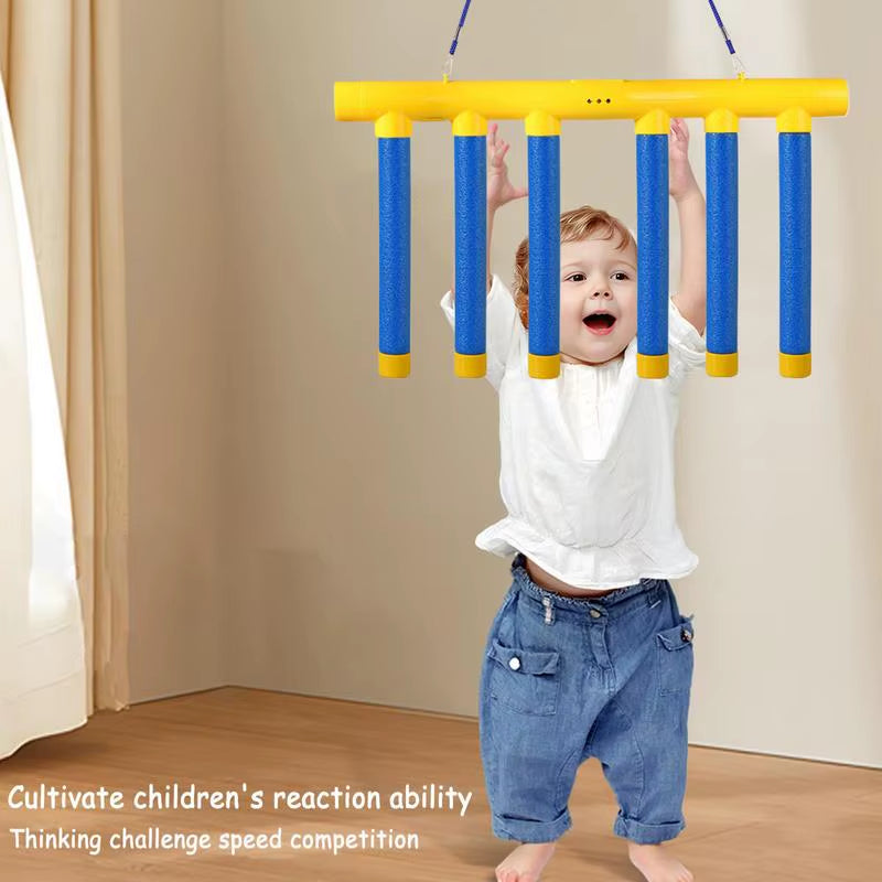 Jeu de Réflexe Ludique pour Toute la Famille – Attrape les Bâtons avant Qu’ils Tombent !